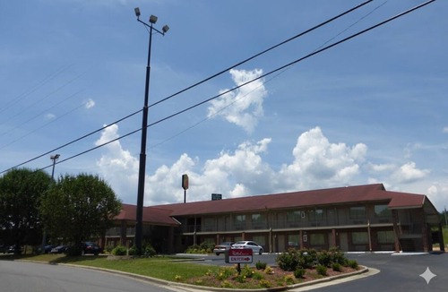 Cleveland Hotel | Lovely Extended-Stay Room - Budget-Friendly Comfort