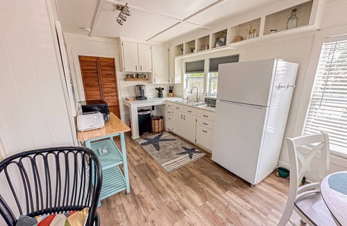 Morehead City Condo | Low Tide Loft | Private Loft Above Beaufort`s Best Cafe · Dog Friendly