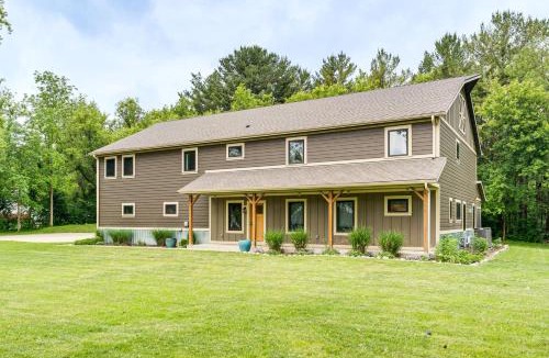 Avalon House | Luxe Barndominium Retreat Near Blue Spring Lake!