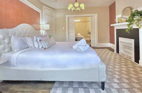 Bloomfield Apartment | Luxe Bloomfield Penthouse | Central | Free Parking