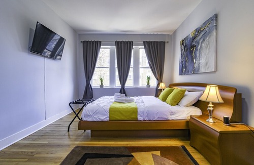 Irving Park Apartment | Luxurious 3BR in Irving Park