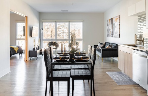 Optimist Park Apartment | Luxurious & Comfy Downtown Oasis ~ Views ~ Parking