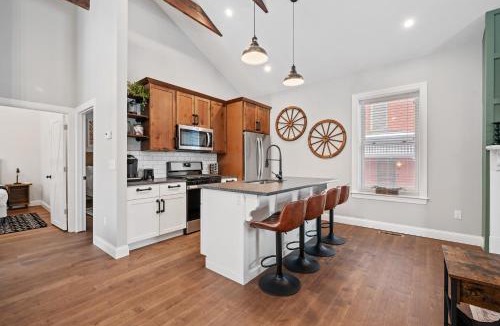 Manchester House | Luxurious Design | Easy Access to Downtown Pittsburgh | Sleeps 4