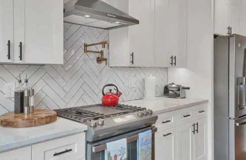 South Hills House | Luxury 4 BR Art Deco Home+3 Parking Spots+In City