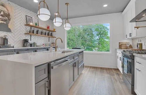 South Hills House | Luxury 4 BR Art Deco Home+3 Parking Spots+In City