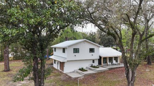 Fort King District House | Luxury 4BR Home with Jacuzzi Patio and Game Room Near Downtown