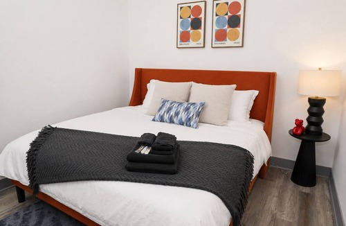 Near South Side Hotel | Luxury 6BR/3BA Group Stay in McCormick, Sleeps 12