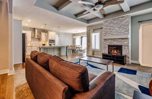 Jefferson House | Luxury Retreat: Modern 5BR Ranch in Bennington