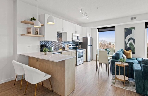Lyn-Lake Apartment | Luxury Uptown 2Bed Condo with Patio |Gym |Office
