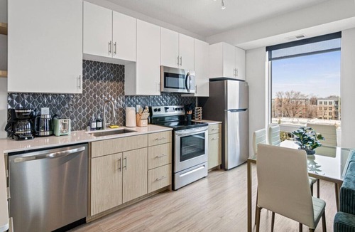 Lyn-Lake Apartment | Luxury Uptown 2Bed Condo with Patio |Gym |Office