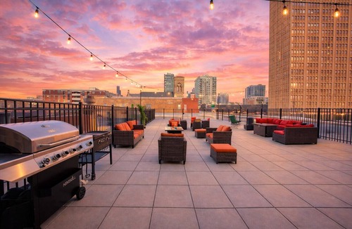 Near South Side Apartment | McCormick Patio skyline view 2b/2b with optional Parking/sleep 6