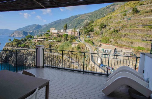 Manarola Apartment | Mediterraneo - 1 Studio Suite by Arbaspàa, with sea view terrace
