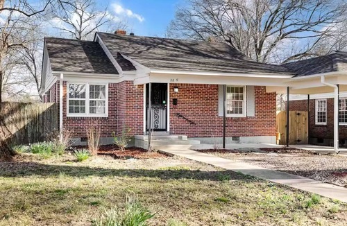 University District House | Memphis Home w/Backyard, Parking & High Speed Wifi. Entire home in Memphis, TN