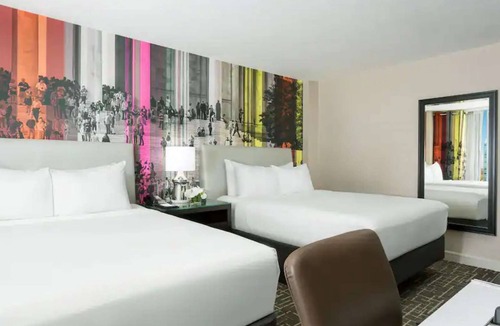 Rosslyn Hotel | Metro Steps Away | Restaurant + Valet Parking