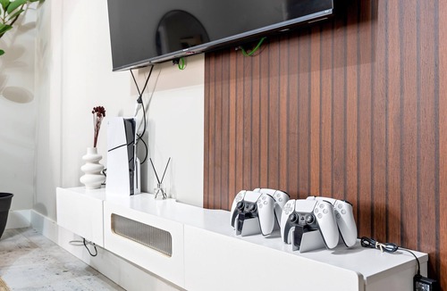 Broadway Triangle Apartment | Mid-Century Stay: 5BR and 5 Baths w/PS5 & Laundry