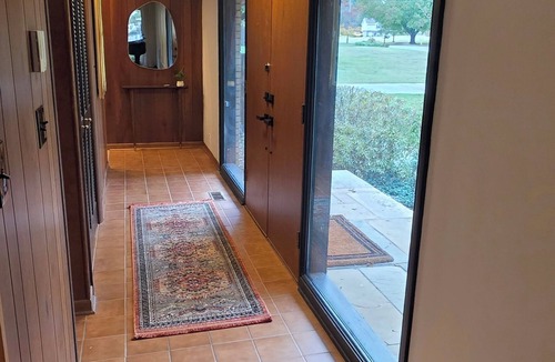 Alcoa House | Mid-Mod Retreat - Patio + Creek - 5 Min to TYS