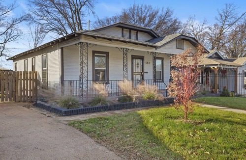 University District House | Midtown Memphis 3BR, Sleeps 6, Fire Pit, Huge Yard, Pet-Friendly