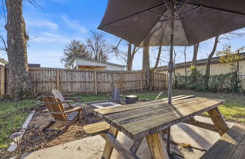 University District House | Midtown Memphis 3BR, Sleeps 6, Fire Pit, Huge Yard, Pet-Friendly