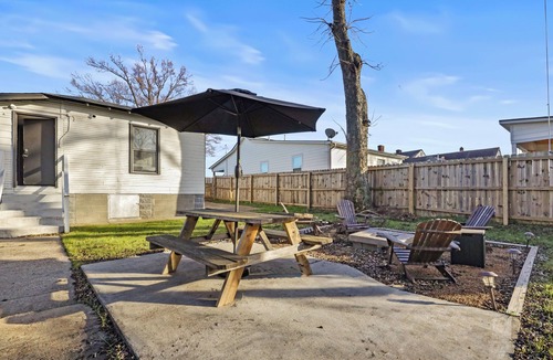 University District House | Midtown Memphis 3BR, Sleeps 6, Fire Pit, Huge Yard, Pet-Friendly