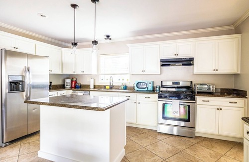 East Memphis House | Mini-Golf ~ Heated Pool ~ Hot Tub ~ Game Room