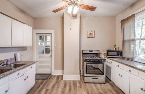 Evergreen Apartment | Mins to Downtown, Museum & Parks - Blue Hideaway