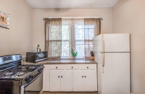 Evergreen Apartment | Mins to Downtown, Museum & Parks - Blue Hideaway