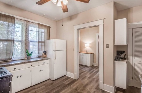 Evergreen Apartment | Mins to Downtown, Museum & Parks - Blue Hideaway