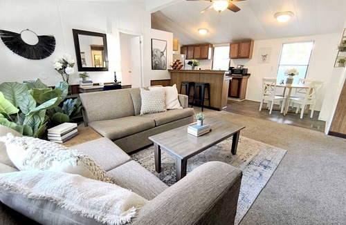 West Columbia House | Mins to Downtown & Working Desk - Gamecock Roost