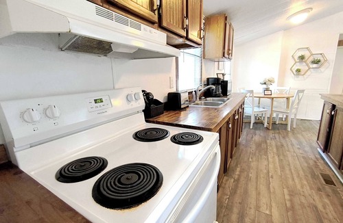 West Columbia House | Mins to Downtown & Working Desk - Gamecock Roost
