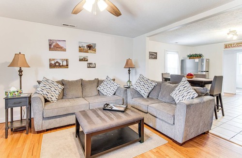 Casey Cottage | Mins to Local Attractions: Pet Friendly w/Yard!