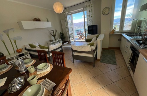 Campino Apartment | Miralago apartment with amazing lake view in Stres