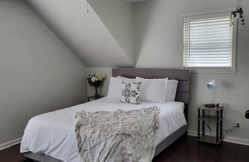Kennedy King House | Modern 1 Bd -5 Min to Downtown & IU Methodist!