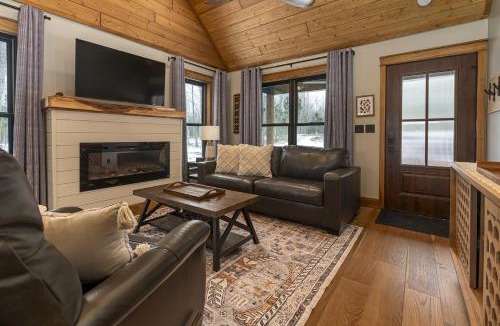 Carbondale House | Modern 2BR Cabin w Hot Tub Near Carbondale