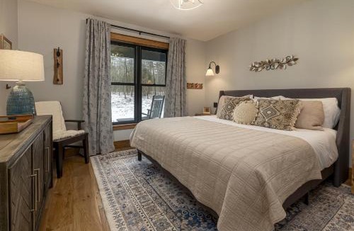 Carbondale House | Modern 2BR Cabin w Hot Tub Near Carbondale