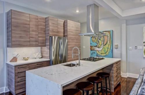 Cherry House | Modern 2BR Condo with Sunroom near Uptown