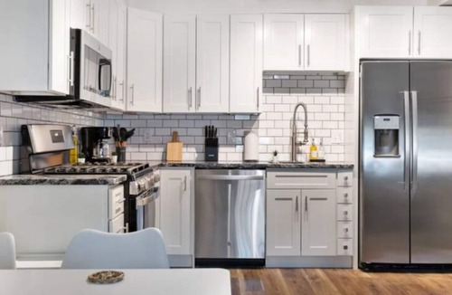 East Liberty Apartment | Modern 2BR East Liberty Apt | Parking Smart TV CMU