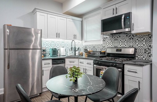 Garden Court Apartment | Modern 2BR Loft near UPenn/CHOP – King Suite