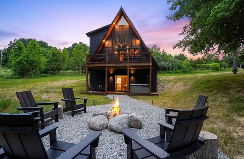McArthur Cabin | Modern A-Frame + Barrel Sauna | Hot Tub | Kid`s Fort | Private Trails