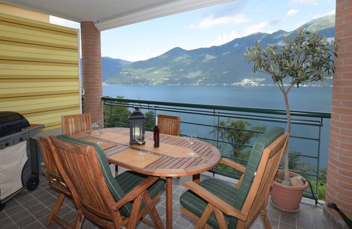 Tronzano Lago Maggiore Apartment | Modern apartment overlooking Lake Maggiore
