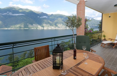Tronzano Lago Maggiore Apartment | Modern apartment overlooking Lake Maggiore