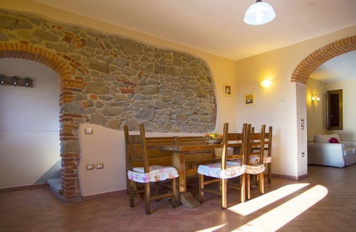 Larciano House | Modern Apartment in Larciano with Swimming Pool