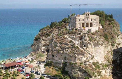 Vibo Valentia Apartment | Modern apartment with beautiful sea views and swimming pool.