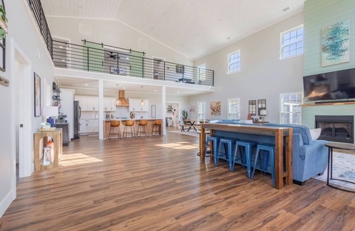 Clay City House | Modern Barndo, Hot Tub, Sauna, Fire Pit, 20 min RRG, Rec Room, Pickleball