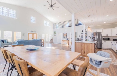 Clay City House | Modern Barndo, Hot Tub, Sauna, Fire Pit, 20 min RRG, Rec Room, Pickleball