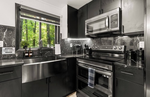 East Stroudsburg Cabin | Modern BLVCK Cabin 3 W/Hot Tub near Bushkill Fall/Shawnee/Poconos