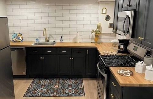 Pittsburgh Apartment | Modern & Chic XL Studio w/EZ City/Airport Access