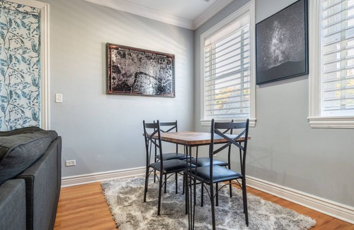 West Ridge Condo | Modern Chicago 3Bd/3Bth Duplex Condo. 12mins to Downtown