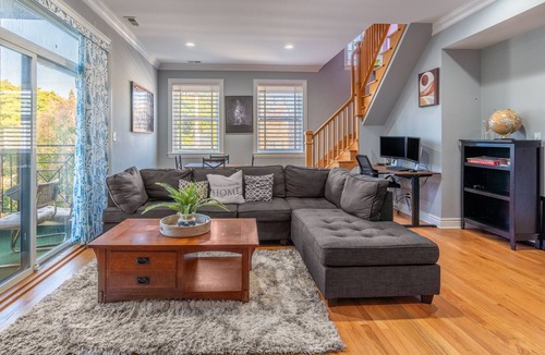 West Ridge Condo | Modern Chicago 3Bd/3Bth Duplex Condo. 12mins to Downtown