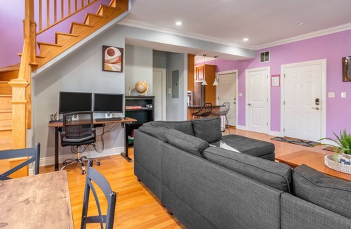West Ridge Condo | Modern Chicago 3Bd/3Bth Duplex Condo. 12mins to Downtown