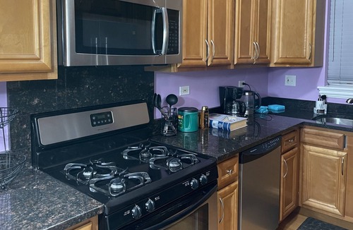 West Ridge Condo | Modern Chicago 3Bd/3Bth Duplex Condo. 12mins to Downtown
